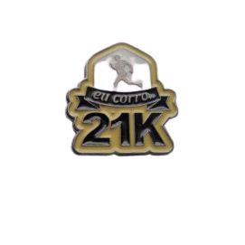 Pin Button EU CORRO 21K Metal  Resina Amarela e Preta( 2,8 cm x 2,7 cm )