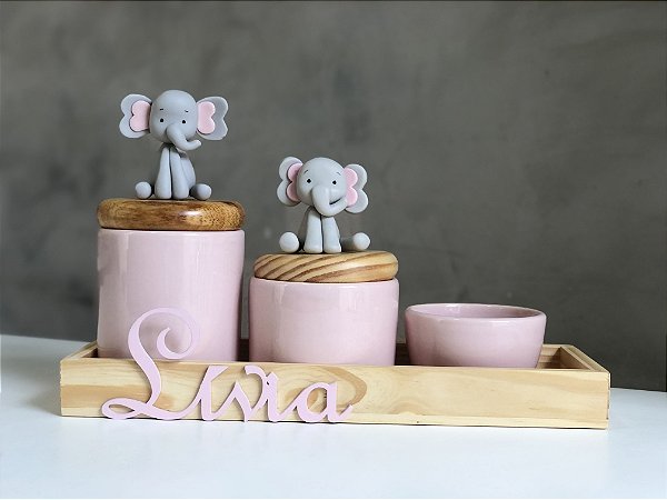 Adorno Kit de higiene rosa elefanta com bandeja pinus pequena