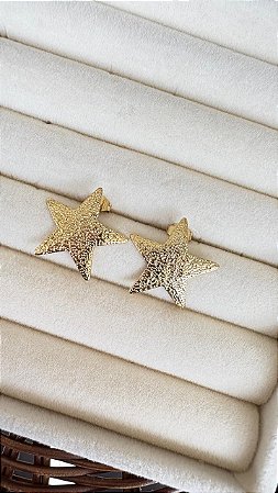 Brinco Feminino Dourado Estrela Texturizada Aço Inoxidável Moderno e Estiloso