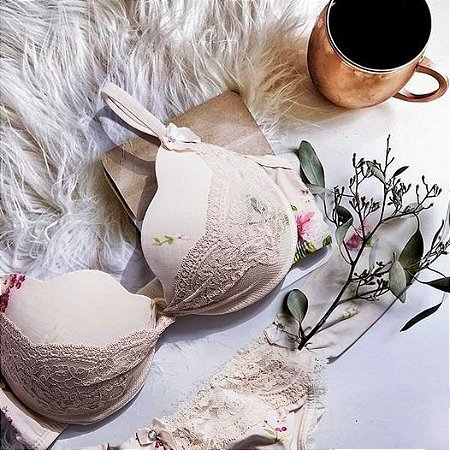 Conjunto com estampa delicada floral e detalhes em renda