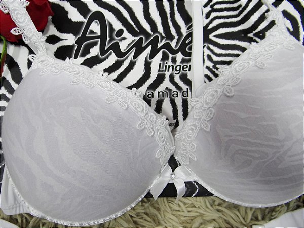 Conjunto com tecido especial com detalhes e alças em renda guipir italiana