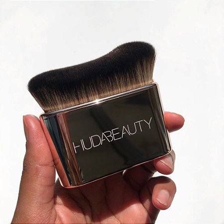 Huda Beauty Body Blur & Glow Body Brush pincel