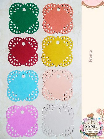 Tags em papel liso e estampado com desenhos vazados.
