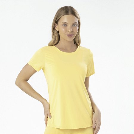 CAMISETA COM MICROFUROS NAS COSTAS