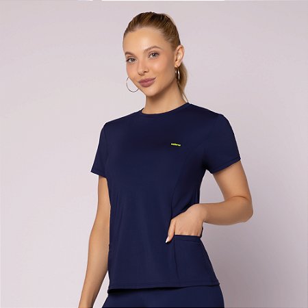 CAMISETA COM RECORTE E BOLSO LATERAL