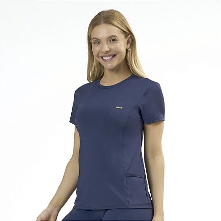 CAMISETA COM RECORTE E BOLSO LATERAL