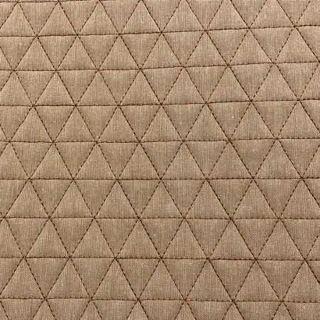 TECIDO MATELASSADO SARJA BEGE ESTONADO QUILT TRIANGULOS- PREÇO DE 0,50 X 1,50