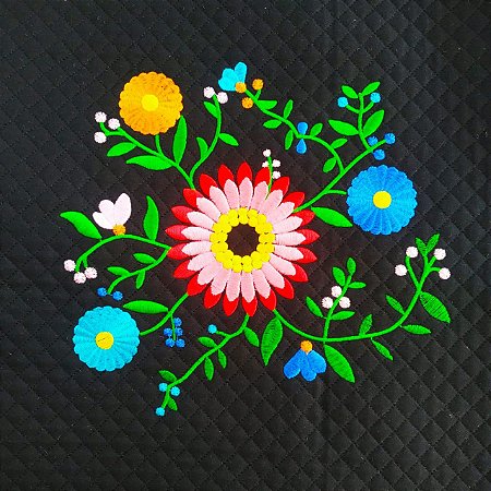 CORTE DE MATELASSADO SARJA PRETO MINI RETO BORDADO FLORAL 38X32CM