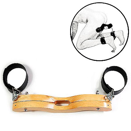 Anel para escroto em madeira com algema separadora de pernas