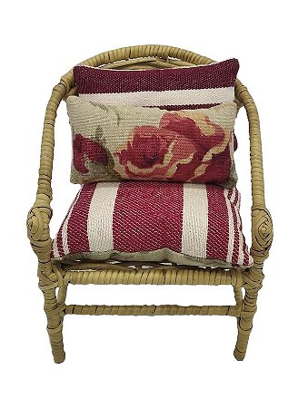 Mini cadeira decorativa em junco flores e listras vermelhas