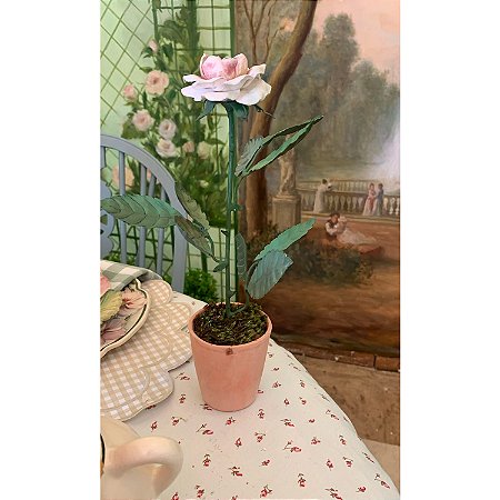 Vaso terracota com rosa de cerâmica e folhas de cobre (22256)