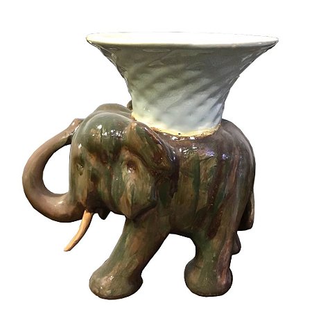 Elefante com cesto nas costas