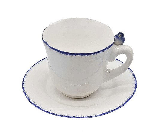 Xícara de chá branca com borda pincelada azul com passarinho