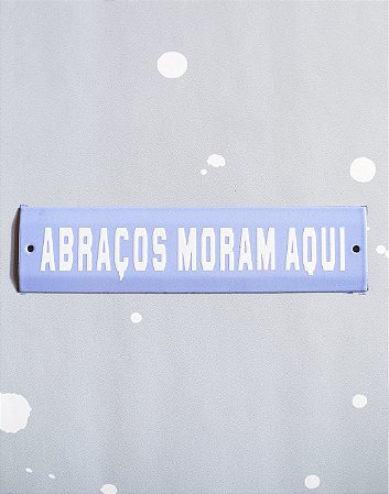 Placa Esmaltada - 20cm x 5cm - Abraços Moram Aqui - Azul Claro
