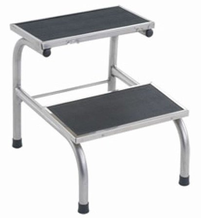 Escada com dois degraus com piso de borracha