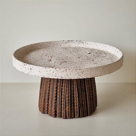 Boleira de cimento com textura de conchinhas e base de cerâmica vergalhão