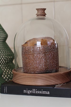 Porta panetone de madeira Jequitibá com redoma de vidro - Carretel