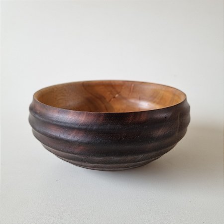 Tigela de madeira carbonizada