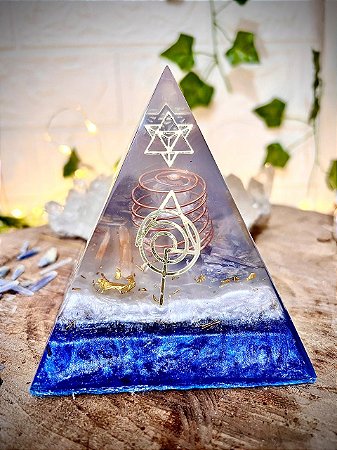 Orgonite Pirâmide Modelo NUBIAN Tamanho PADRÃO (10 cm altura x 08 cm largura) Reprogramação Quântica Celular (RQC) Nivel 2.