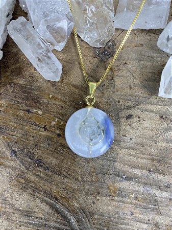 Pingente Rafinha (1.7 cm diâmetro) para limpeza energética com a vibração da Reprogramação Quântica Celular (RQC) Nível 2, Colar Dourado