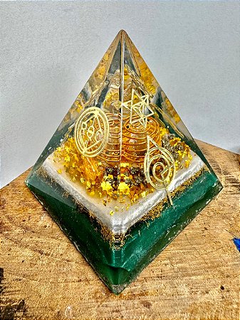 Orgonite Pirâmide Modelo NUBIAN Tamanho PADRÃO (10 cm altura x 08 cm largura) Reprogramação Quântica Celular (RQC) Nivel 3.