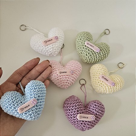 Lembrancinha coração crochê amigurumi com nome escrito