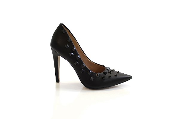 scarpin com spikes preto