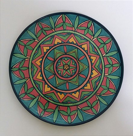 Prato de cerâmica pintado a mão com desenho de mandala 