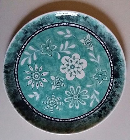 Prato de cerâmica pintado a mão, com desenho floral