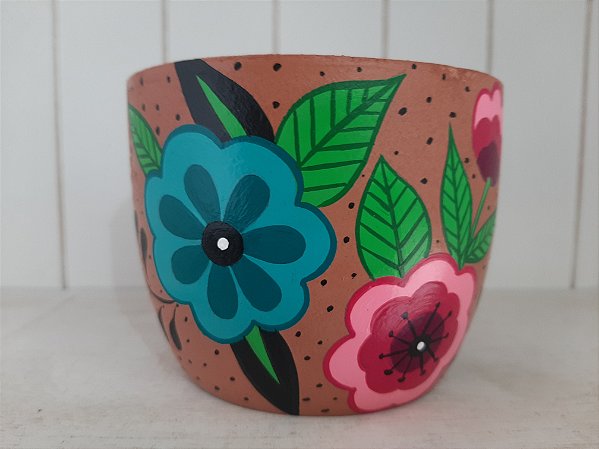 Vaso de cerâmica pintado a mão com flores coloridas.