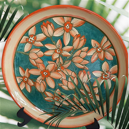 Prato de cerâmica pintado a mão com desenho de flores