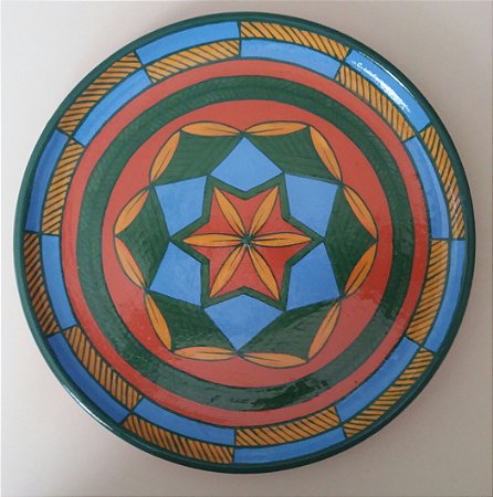 Prato de cerâmica pintado a mão com desenho de mandala