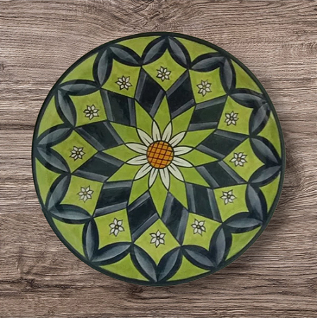 Prato de cerâmica pintado a mão com desenho de mandala