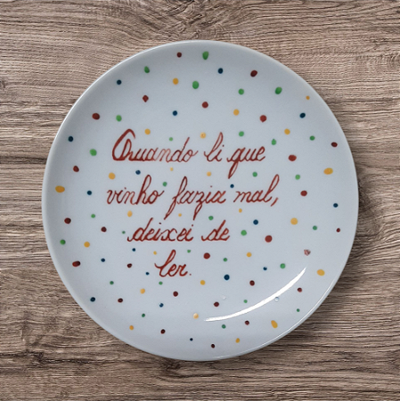 Prato de porcelana "Quando vi que vinho fazia mal, deixei de ler."