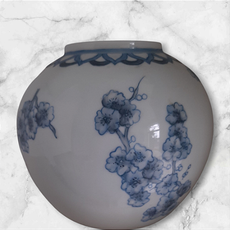 Vaso de porcelana com flores azuis