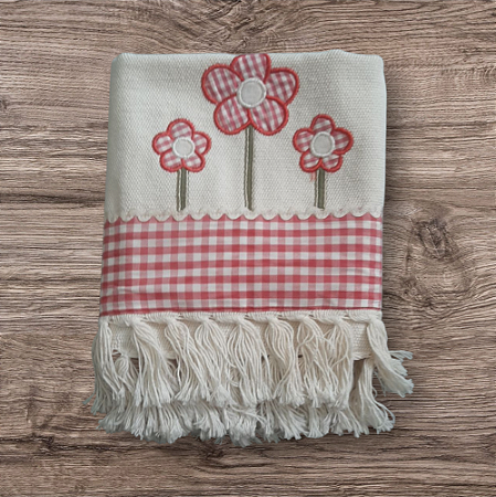 Tapete de tear com flores vermelhas e brancas