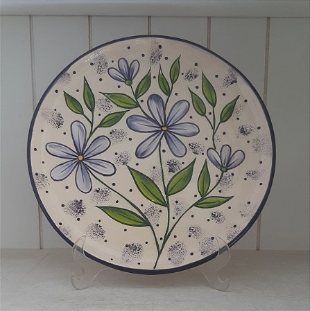 Prato de cerâmica pintado a mão com flores