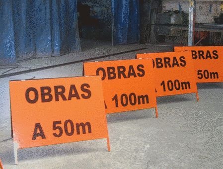 Cavaletes para sinalização de obras refletivos e não refletivos