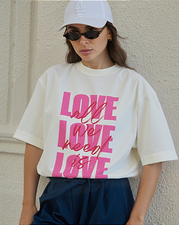 T-SHIRT OVERSIZED ESTAMPA LOCALIZADA ALL WE NEED IS LOVE