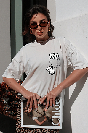 T-SHIRT OVERSIZED ESTAMPA LOCALIZADA BOLSO PANDAS