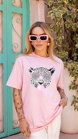 T-SHIRT OVERSIZED ESTAMPA LOCALIZADA ONÇA CHICLETE
