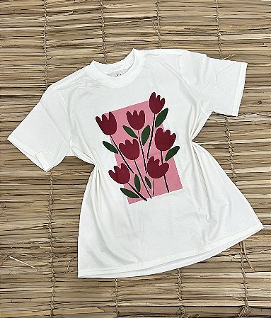T-SHIRT OVERSIZED ESTAMPA LOCALIZADA FLORES ROSAS