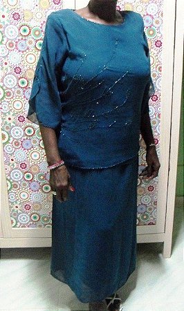 Conjunto de saia e blusa em crepe azul com aplicações, tam G