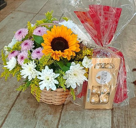 Delicado Arranjo de Flores do Campo com Ferrero Rocher