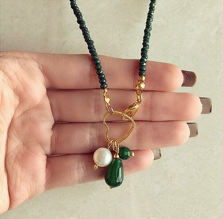 Corrente Cristais Verde Esmeralda com Fecho de Coração Frontal e Pedra Natural Jade Esmeralda e Pérola de Água Doce Dourado