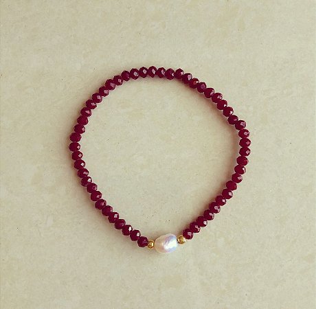 Pulseira Cristais Vermelho Marsala com Pérola de Água Doce Dourado