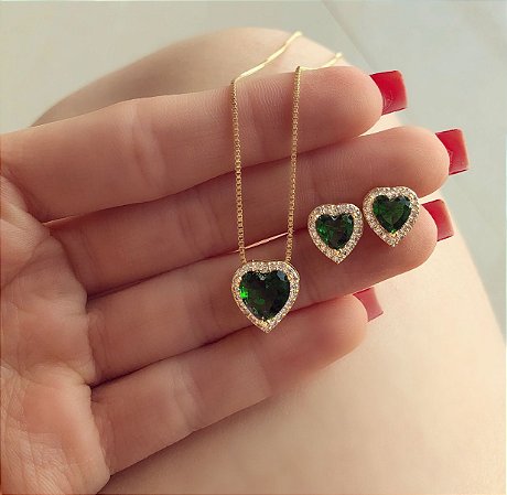 Conjunto Coração Pequeno de Cristal Verde Esmeralda e Zircônias Diamond Dourado