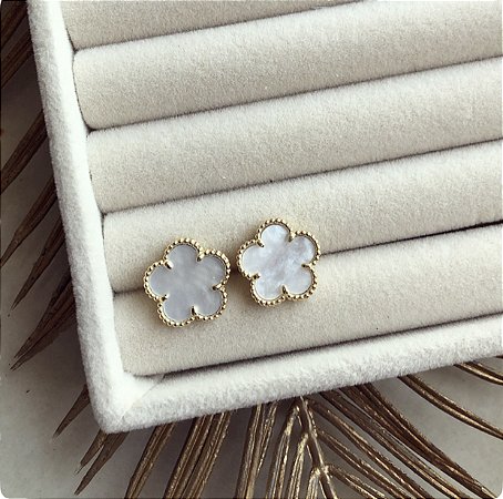 Brinco Inspired Flor Pérolada Grande Dourado