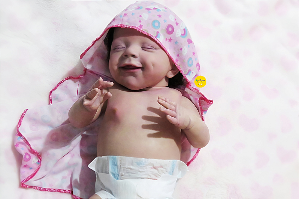 Bebê Reborn Menina April 48 Cm Olhos Abertos Sorridente Corpo Inteiro Em Vinil Siliconado Princesa Realista