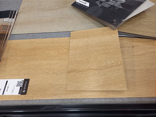 400040 - Piso Vinílico Aroma Latte - 228,6x1219x2,2 mm - CP 0,2 MM  - Stato Dell Arte